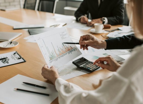 Panel de control que muestra las métricas de rendimiento financiero de la agencia