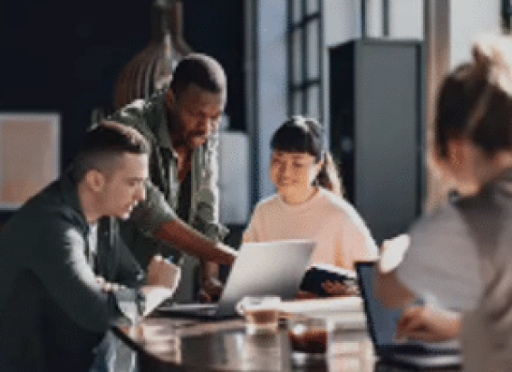 Collaborazione di squadra in uno spazio di lavoro moderno con computer portatili e discussioni