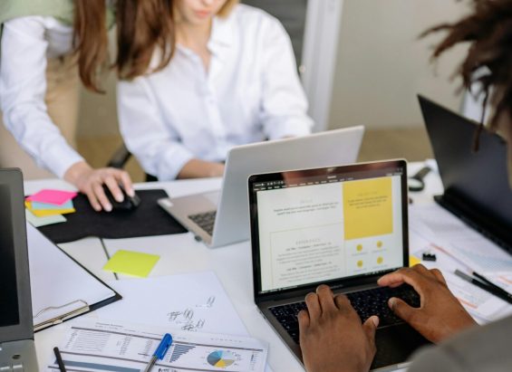 Gestione dei progetti e monitoraggio del tempo trasparenti e orientati ai risultati