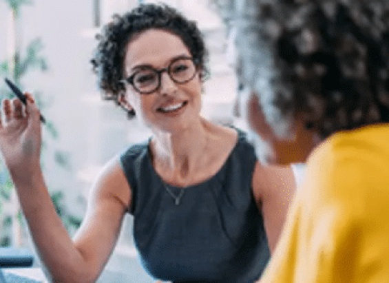 Due colleghi discutono di soluzioni professionali