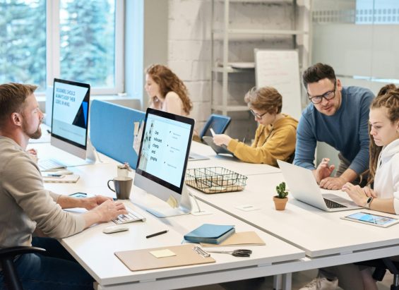 Collaboration entre collègues dans un open space moderne