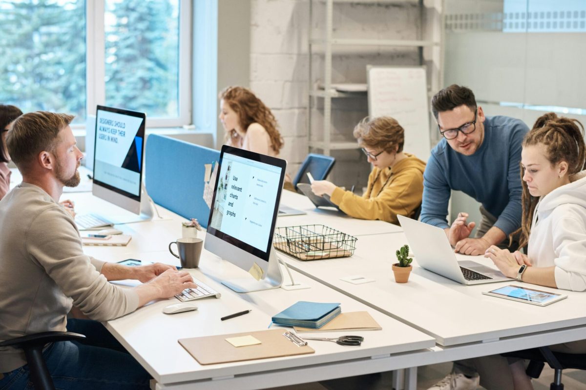 Collaboration entre collègues dans un open space moderne